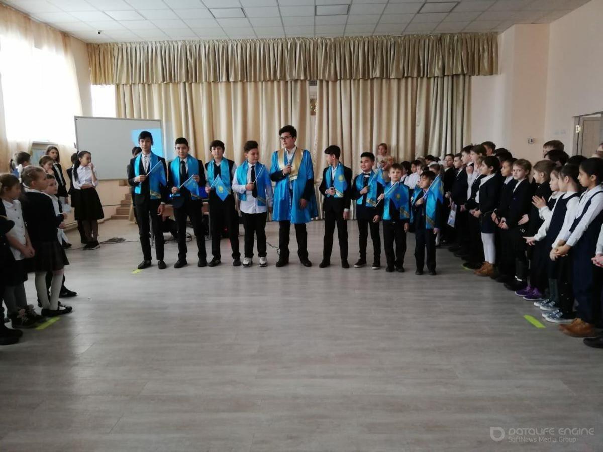 Торжественная линейка, посвященная Дню Независимости Казахстана