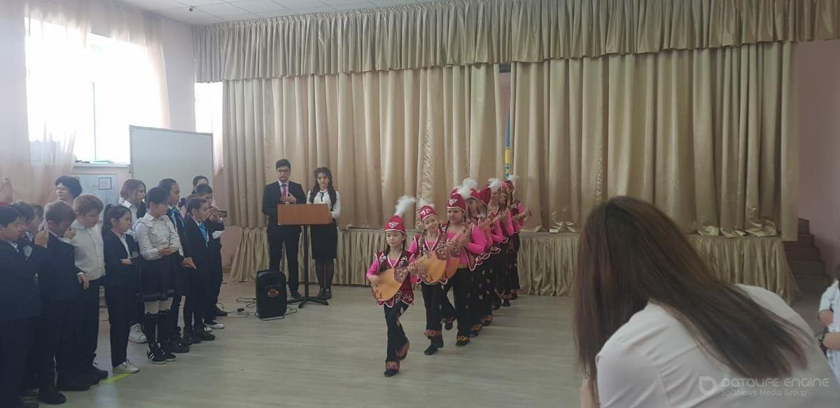 Торжественная линейка 5-11 кл., посвященная Дню Независимости Казахстана