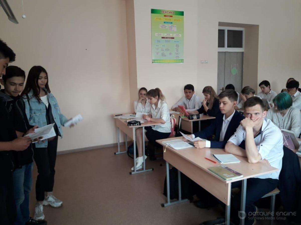  Алматинского колледжа экономики и технологий провели профориентационную беседу для учащихся 9 классов