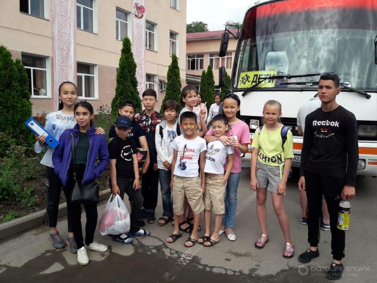 12 учащимся из малообеспеченных семей были  выделены бесплатные путевки в лагерь "Берік&#1179;ара" в г. Тараз
