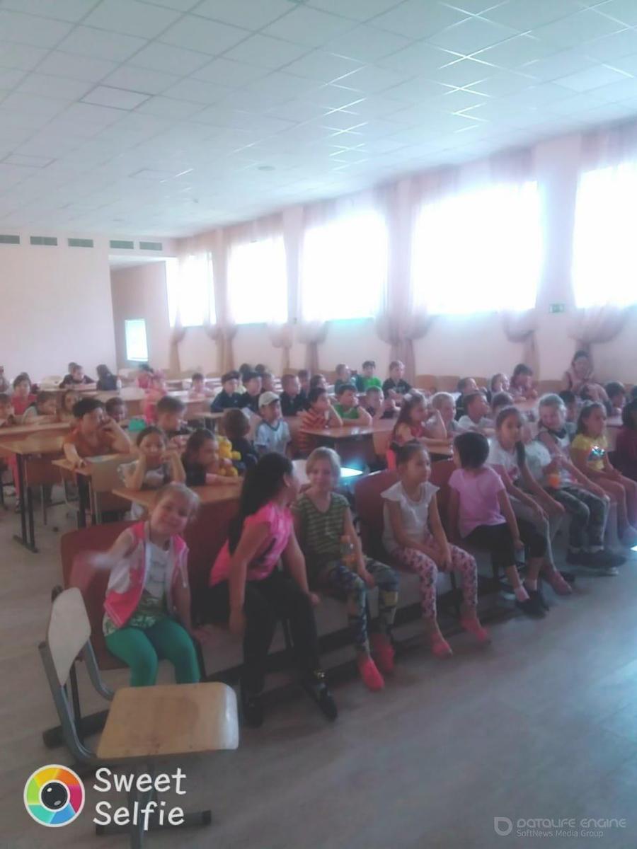 Учащиеся пришкольного лагеря "Жалын" на спектакле "Поучительного театра"