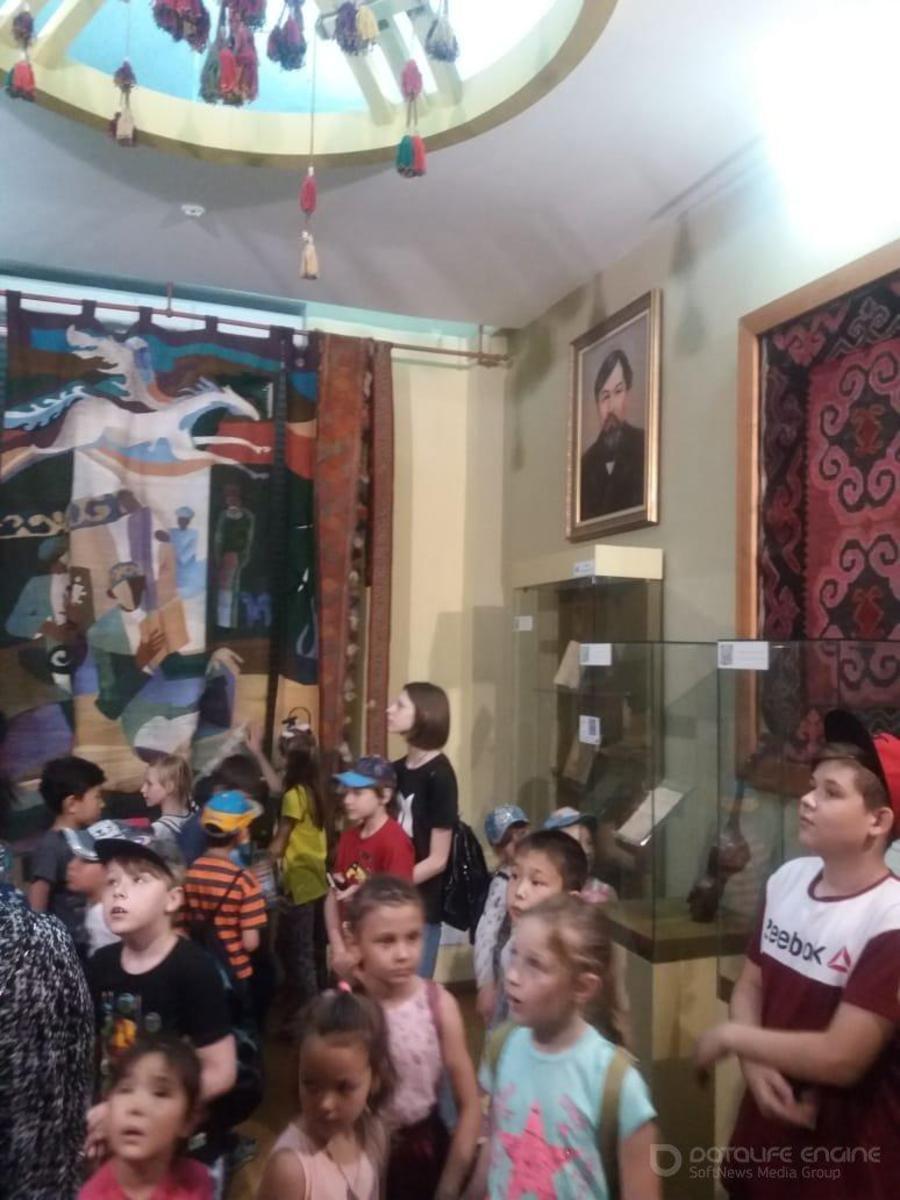 Учащиеся пришкольного лагеря "Жалын" в музее. 