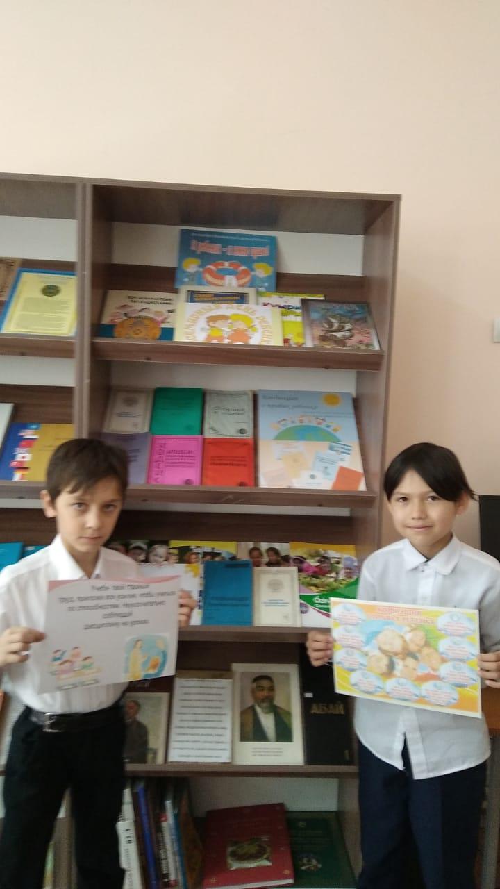 В продолжении темы защиты прав детей в школьной библиотеке была организована книжная выставка, на которой были предоставлены книги и журналы на эту тему