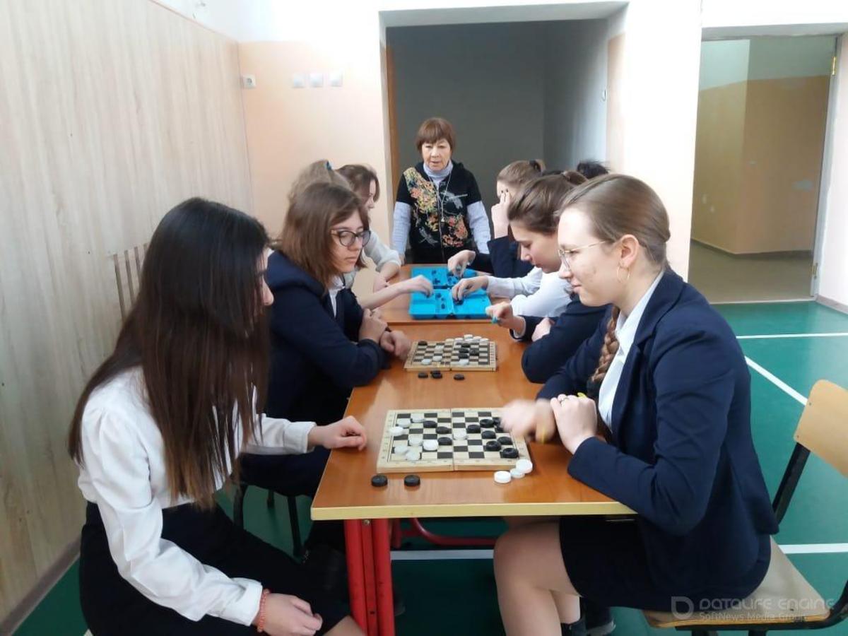 К предстоящему празднику Наурыз в школе проводились спортивные соревнование по шахматным играм, шашки и тогызкумалак.