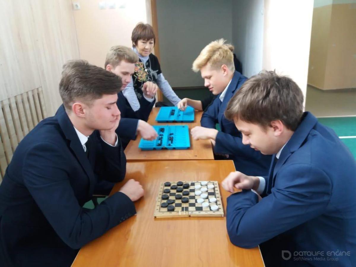 К предстоящему празднику Наурыз в школе проводились спортивные соревнование по шахматным играм, шашки и тогызкумалак.