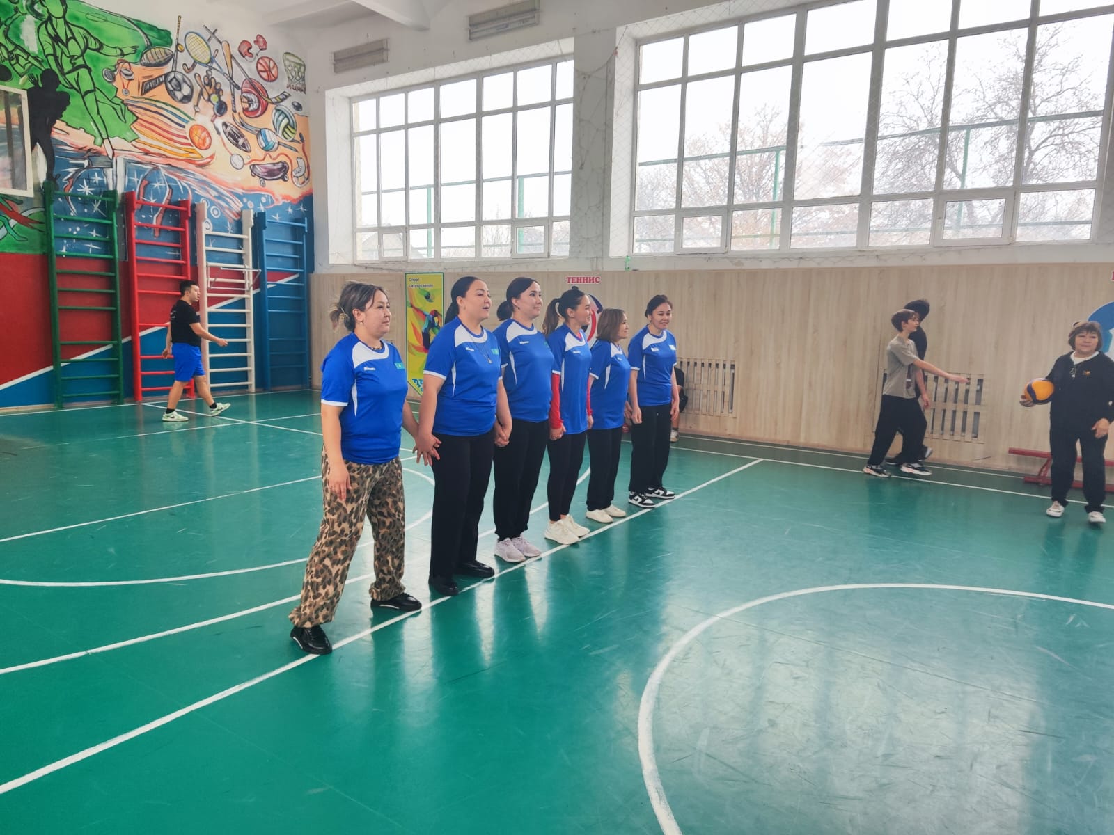 Оқушылар мен ата-аналар арасындағы волейбол бойынша жолдастық кездесу / Товарищеская встреча по волейболу среди учеников и родителей