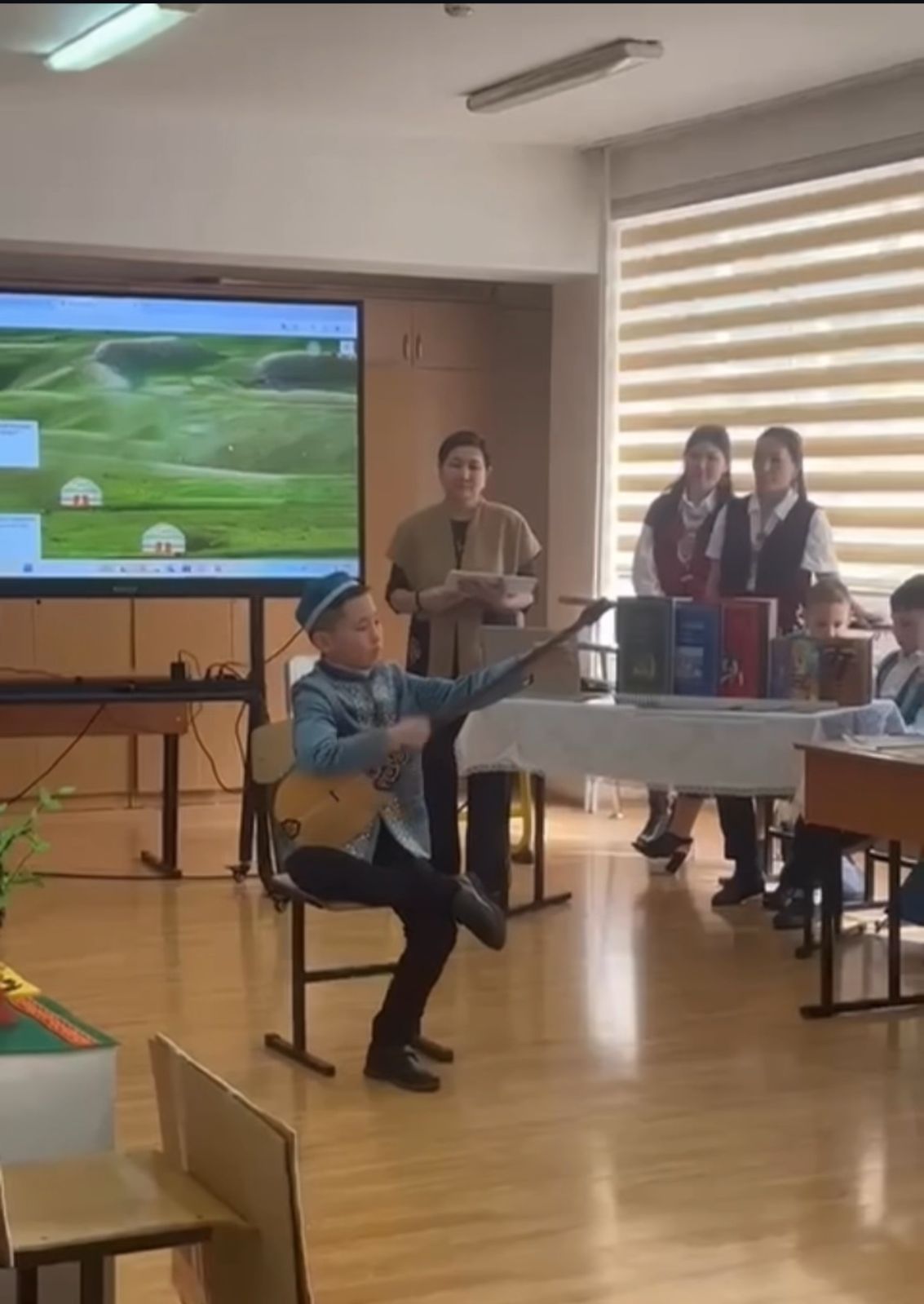 Бауыржанұлы Амир 4 сынып оқушысы керемет “Адай” күйімен / Бауыржанұлы Амир ученик 4 класса с куйем “Адай”