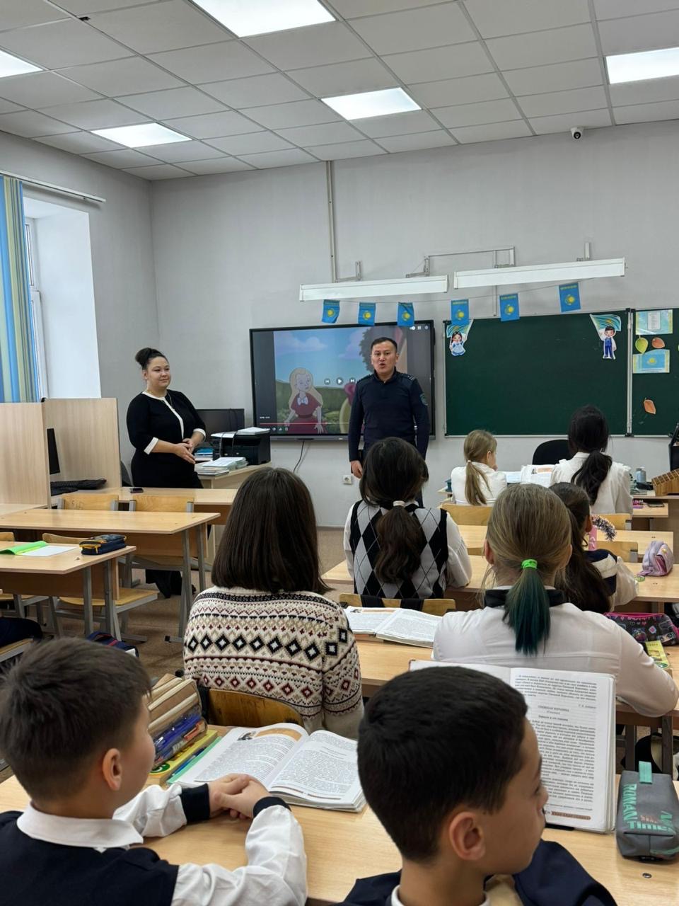 Ювеналды полиция қызметкері аға лейтенант Колбасов К. С. «Адам құқықтары» тақырыбында дәріс өткізді / Сотрудник ювенальной полиции старший лейтенант Колбасов К. С. провел лекцию на тему " Права человека»