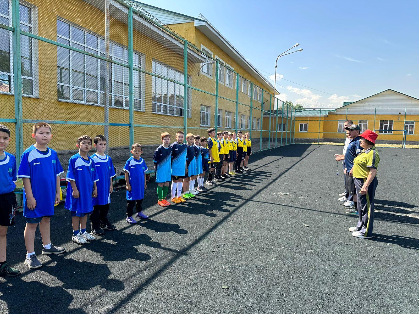 Бастауыш сыныптар арасында балалар күніне орай футболдан мектепішілік жарыс / Внутрешкольное соревнование по футболу посвящённое дню защиты детей среди начальных классов