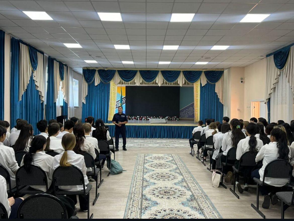 Мектеп инспекторы Колбасов К.С 9–11-сынып түлектерімен профилактикалық әңгіме өткізді. / Школьный инспектор Колбасов К.С провёл профилактическую беседу с выпускниками 9–11-х классов.