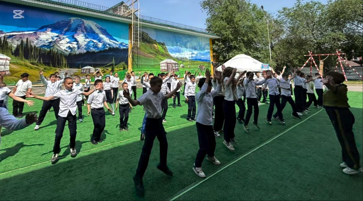"барлық алматылық таңертеңгілік жаттығу" акциясы. 4-7 сынып оқушыларынан 100-ден астам адам қатысты / акция «Всеалматинская утренняя зарядка». Приняло участие более 100 человек из учащихся с 4-7 класса