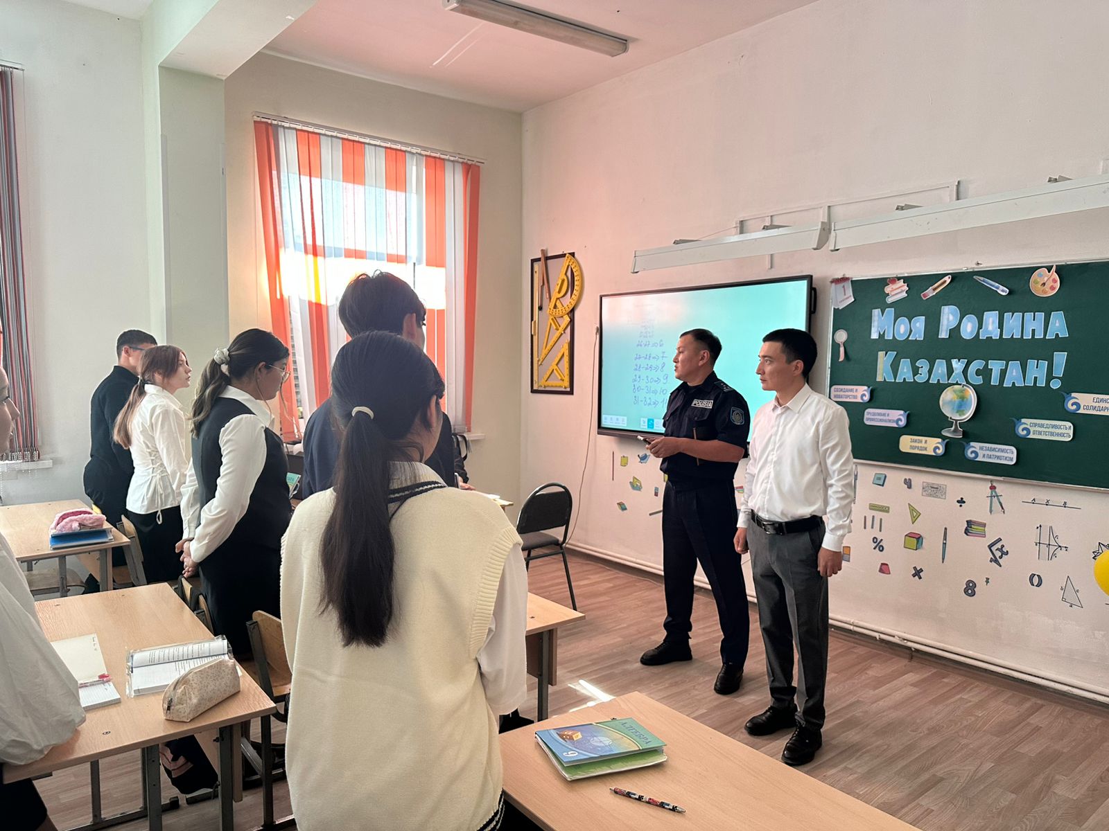03.09.2025 года в КГУ ОШ №20 сотрудником отделения ювенальной полиции отдела  местной полицейской службы Управления Турксибского района  капитан полиции Колбасовым К.С. с учащимися 8-11 классами ( в количестве 198 учащихся) была проведена лекция-бесе