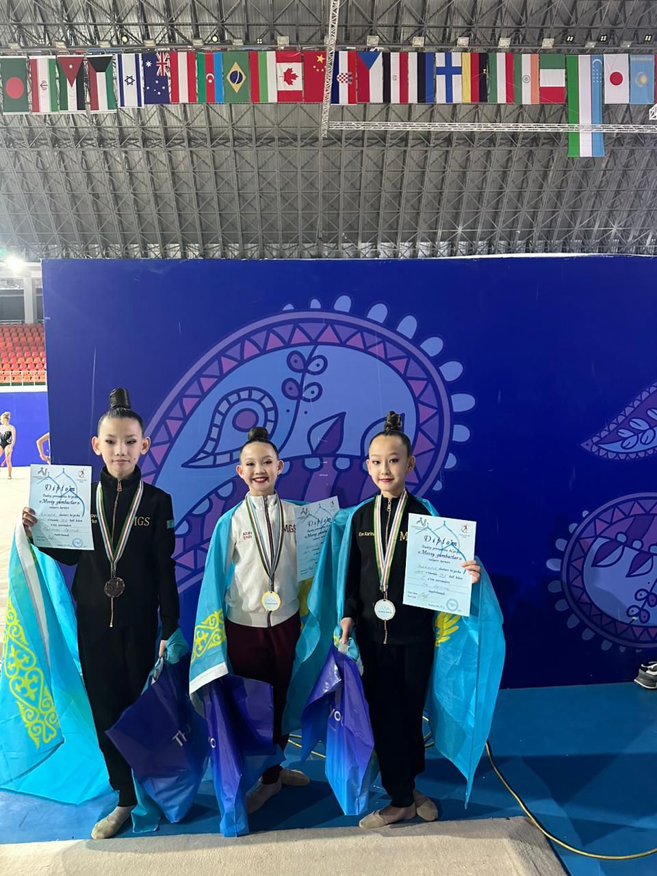 Ученица 5 А класса Алтай Эмили в Международном соревнований по художественной гимнастике заняла  почетное первое место!